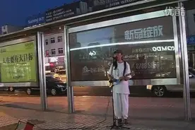 年过半百的流浪歌手街头弹唱《曾经的你》图片