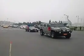 史上最豪华婚礼车队没有之一 交警封路管制图片
