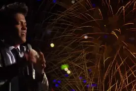 看看国外的春晚长什么样子，火星哥压轴演唱的这首歌太励志了！图片