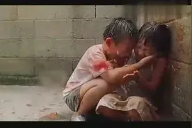 哥哥妹妹玩耍被小伙伴欺负，哥哥挺身保护妹妹，戳中泪点！图片