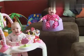 双胞胎萌妹子听到爸爸的声音就高兴的大笑，这爸爸也太会哄孩子了图片