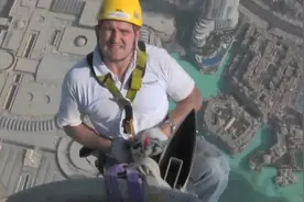 给迪拜塔换灯泡，这活真不是一般人能干的，我想知道工资多少？图片