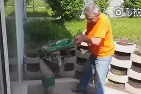 原谅我不厚道地笑出了声！大叔内心：抖成这个样子！还喝锤子喝！图片