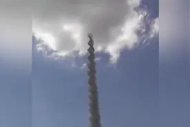 这大概是烟花史上最大型的钻天猴了吧，外国人真是太会玩了图片