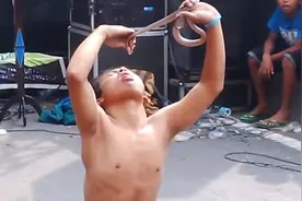 实拍印度小伙表演生吞活蛇，咬的满嘴都是血，千万别把蛇胆搞破