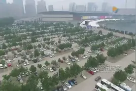 航拍郑州最大停车场停数千辆车如车展图片