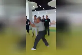 中国的硬气功有多牛，站着给你们两个踢，脚软了吧图片