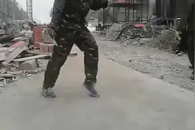 民工在干活累了在工地上秀鬼舞步