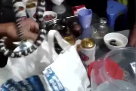 大师向游客演示活蛇泡酒的绝技，剧毒的银环蛇直接泡到酒里视频封面