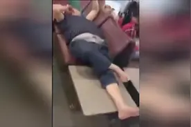 男子在机场脱鞋睡觉，帅哥发怒将他鞋子扔掉图片