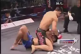 看一次爽一次！杨建平连续抱摔轻松锁住泰拳选手图片