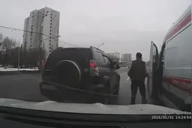 救护车鸣笛出警，出租车寸步不让强行逼停，结局让人没想到！图片