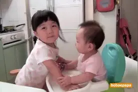 小姐姐亲吻小宝宝，逗小宝宝开心，把人们的心都暖化了！图片