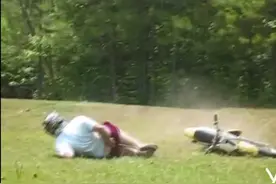 大哥，你这么胖就不能骑个大点的摩托吗？图片