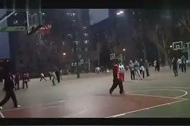 人大外场吴悠被新街球王赵强完爆   吴悠整个过程就是眼神防守图片