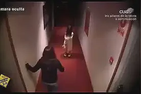 恶搞女孩扮鬼吓人！反被吓，满满的套路视频封面