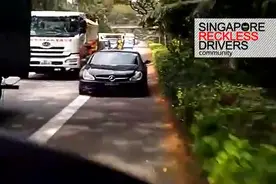 救护车应急车道紧急出警，奔驰轿车一路跟随，看呆！图片