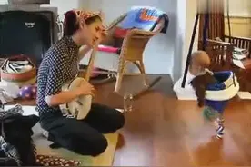 小北鼻伴随妈妈弹出的优美琴声舞蹈，快慢节奏收放自如，天才呀图片