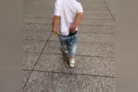 宝宝跑着跑着裤子掉了，两岁居然就知道害羞了！图片
