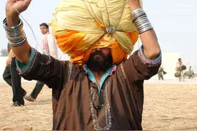 印度男子裹76公斤重头巾四处游历宣传和平图片