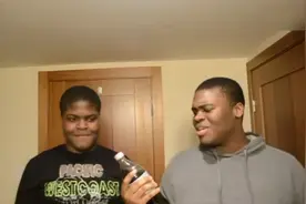 科学小实验：两男子挑战这样喝可乐，嘴里冒了喷泉！图片