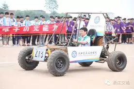 “造车梦”团队自制的越野赛车闪亮登场图片