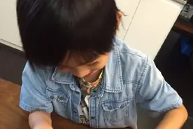 kimi亲自做brownie蛋糕，网友却只看到了他的逆天睫毛图片