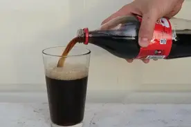 当可乐里放入漂白剂产生的效果居然是这样的！图片