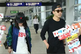 杨幂前往香港为小糯米庆生刘恺威接机同框尴尬好像陌生人！图片