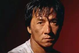 拍戏遇险、尿血都挡不住年过六旬的成龙的新片上映图片