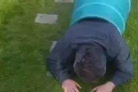 原本玩捉迷藏躲在塑料桶内的爷爷被卡住出不来，大写的心疼图片