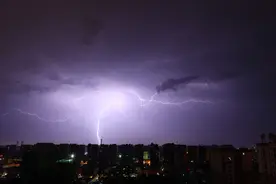 郑州：摄影师镜头下的闪电那么美！图片