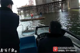 柳州一座在建桥下，两男子在打捞”水下宝贝“，结果……图片