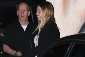 彻底分手？比伯被曝与金发妹家中共度春宵图片