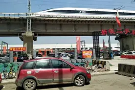 蹊跷！汉宜铁路高架桥下违建大型二手车市场，铁路部门表示将劝离图片