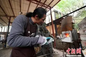 广西南宁铸刀师千锤百炼十余年 “铸”成“壮刀王”图片