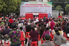 八桂义工上得了舞台下得了厨房，白发老奶奶拍手直呼“好精彩”图片