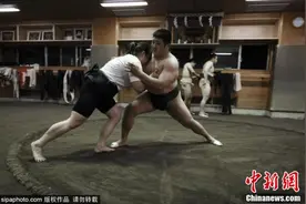 探访日本女子相扑队 与男队员一起训练切磋图片