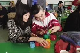 “世界唐氏综合症日”志愿者拥抱“蜜糖”图片