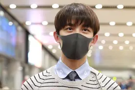 吴磊戴口罩难掩帅气遭围观 眯眯眼笑实力撩妹图片