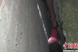 贵州一小女孩被卡墙缝 消防紧急救援图片