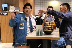 周杰伦准备喝掉十杯奶茶 被偶遇与余文乐同桌吃饭图片