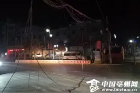 亳州：货车闯祸 交警救急图片