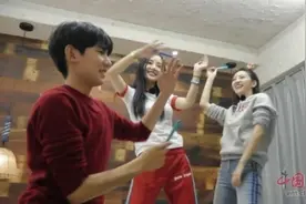 《青春旅社》王源景甜李小璐变身舞霸疯狂蹦床图片