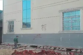 最牛“搬家” 村民平移整栋楼房给新修路让道图片