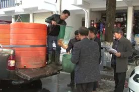1000斤鲤鱼“跳龙门”！庆元松源街道为养殖户配送鱼苗图片