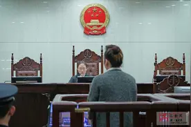 他带着濒危保护动物黄金蟒四处旅行了一年 终于在杭州被抓了图片