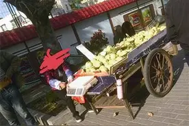 厦门一水果摊大妈用水果刀刮脚 网友:买水果送脚皮图片