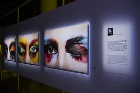 看展的同时去体验个妆容，这个在人民公园里的展览最近很热门图片