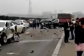 突发！G85渝昆高速宜宾段多车相撞 已致11人伤视频封面